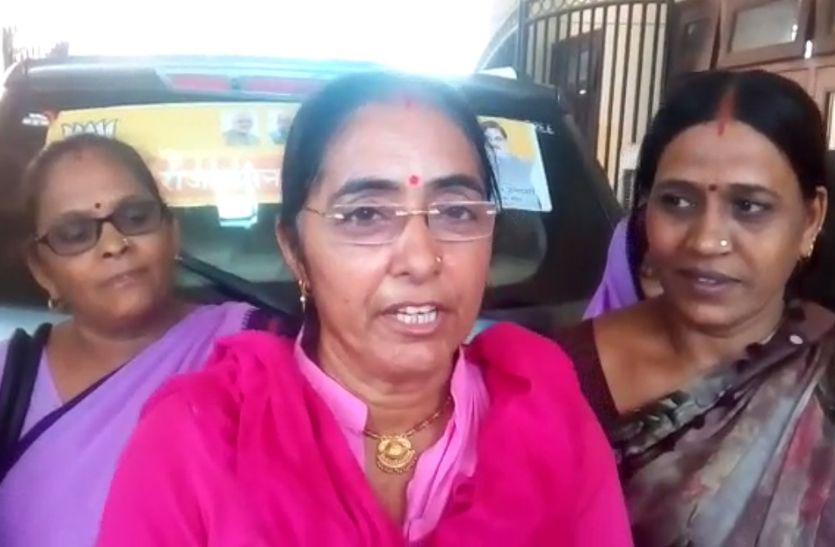 सीकर : आंगनबाड़ी कार्यकर्ताओं ने विधायक को दिया ज्ञापन