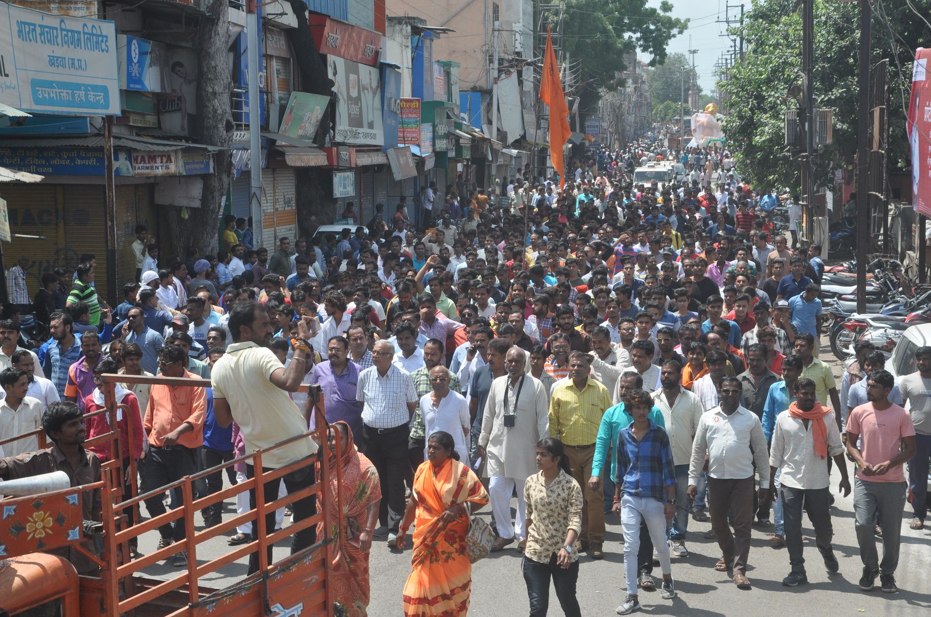 MP Big news: Khandwa stopped in protest of Hindu leader's arrest