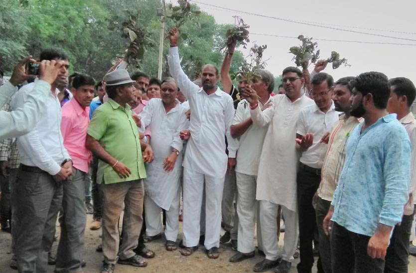farmers-performed-protest-against-demand-of-compensation