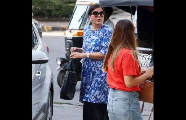 zeenat aman spotted lunch date latest photos