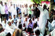  धरने पर बैठे किसान। 