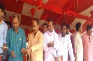 वितरित करते संसदीय सचिव।