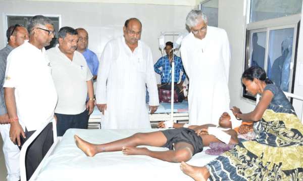 सब्जी मण्डी में व्यापारियों से मिले