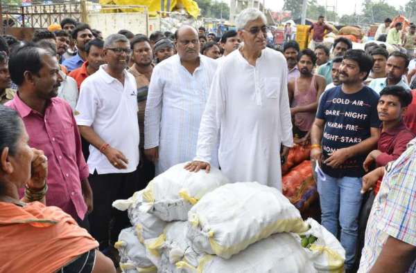 सब्जी मण्डी में व्यापारियों से मिले