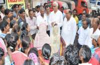 सब्जी मण्डी में व्यापारियों से मिले