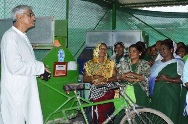 सब्जी मण्डी में व्यापारियों से मिले