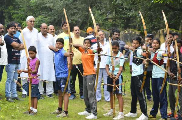 सब्जी मण्डी में व्यापारियों से मिले