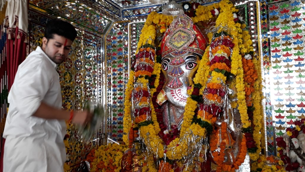 Ganesh Chaturthi 2018 : गणपति बप्पा के दर्शनों के लिए द्वार पहुंचे भक्त.. सुबह 4 बजे से यहां लगींं कतारेें, देखें वीडियो
