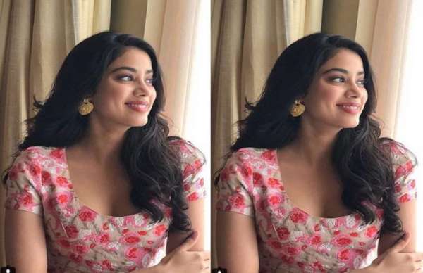 janhvi kapoor looks gorgeous in pink dress