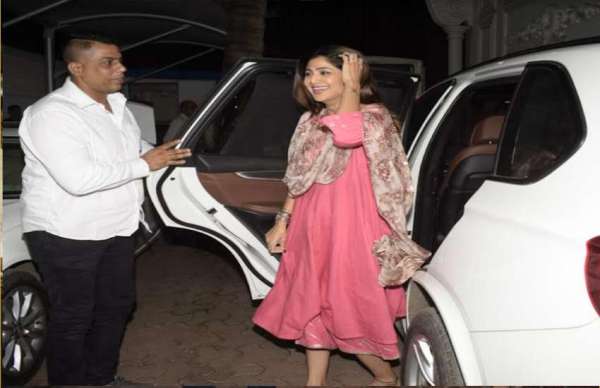 Shilpa Shetty Raj Kundra bring Ganesha home at juhu