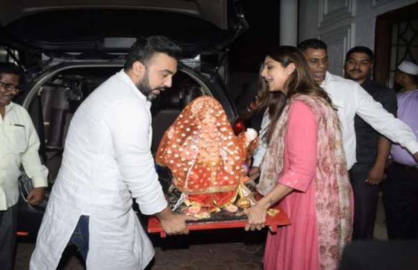 Shilpa Shetty Raj Kundra bring Ganesha home at juhu