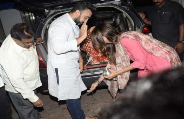 Shilpa Shetty Raj Kundra bring Ganesha home at juhu