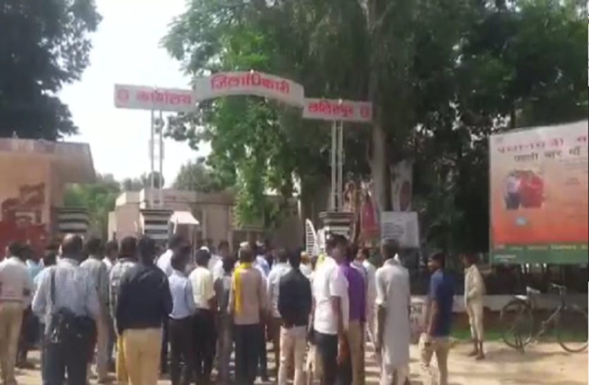 safai karamchari protest against district magistrate in up