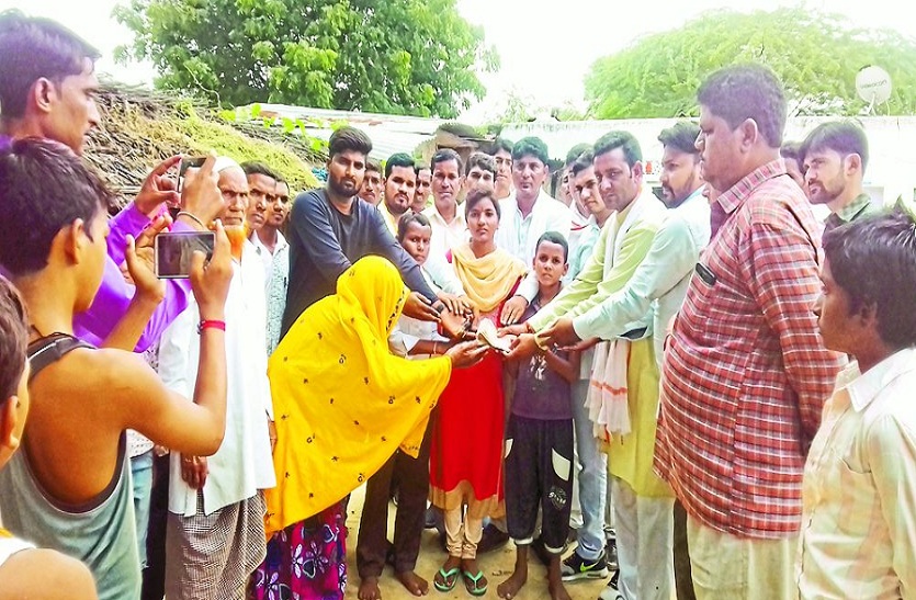 राशि सौंपी।