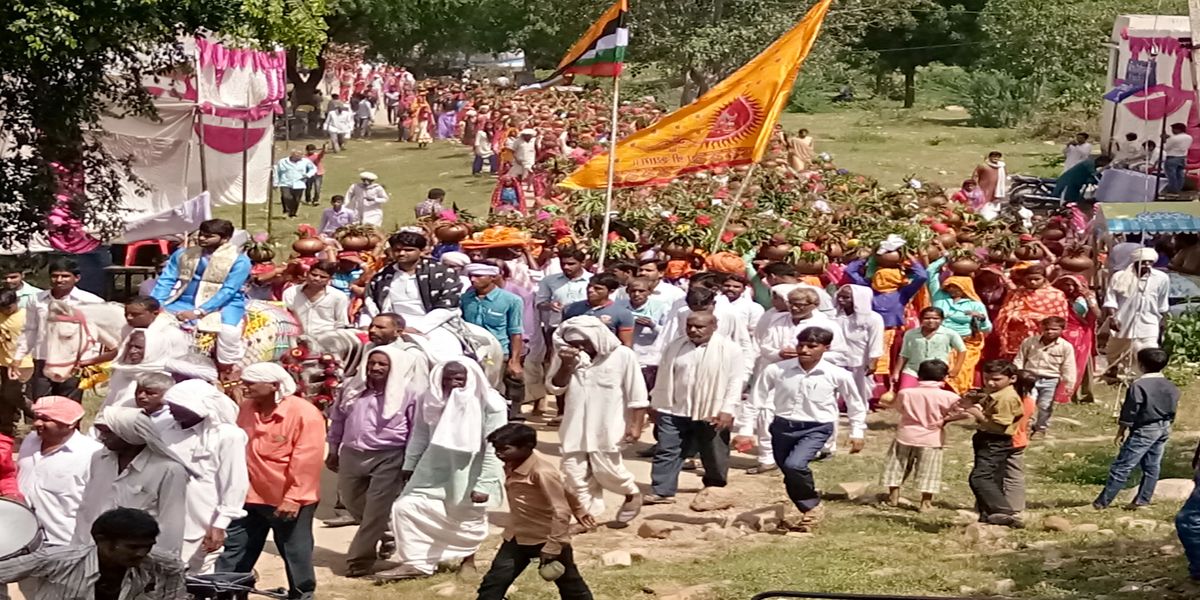 Peer to devotees in Kalash Yatra