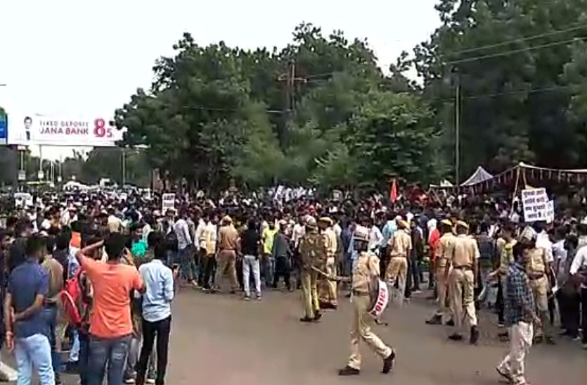 protest outside JNVU by ABVP in Jodhpur