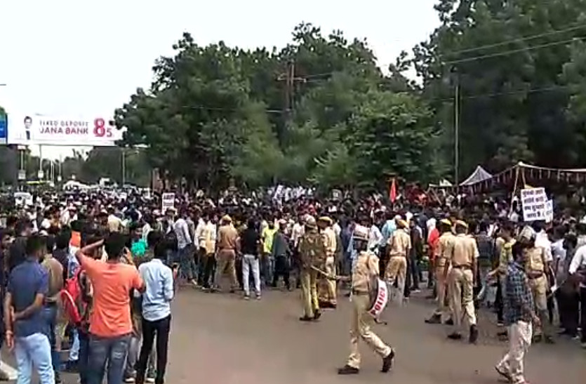 protest outside jnvu by abvp in jodhpur