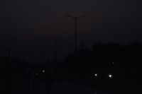 व्यस्ततम सड़क पर अंधेरे का आलम, अनहोनी का डर