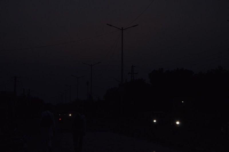 व्यस्ततम सड़क पर अंधेरे का आलम, अनहोनी का डर