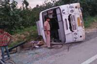राजधानी बस गुरसिया के पास बेकाबू होकर पलटी, यात्रियों में मची अफरा-तफरी, सामने का शीशा तोड़कर बाहर आए यात्री