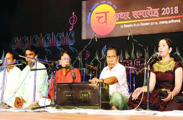 Photo Gallery : विभिन्न क्षेत्रों से पहुंचे कलाकारों ने दी एक से बढ़ कर एक प्रस्तुति, मोहा लोगों का मन