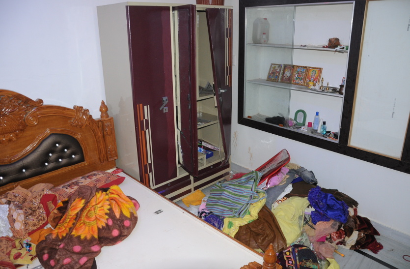 jwellery and cash stolen from house