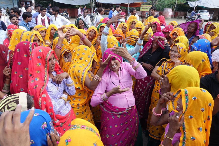 अनूठा प्रदर्शन: पानी के लिए कलक्ट्रेट पर नाची महिलाएं