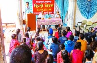 कार्यक्रम को संबोधित करते वक्ता।