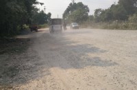 धूल के गुब्बार से क्षेत्रवासी हो रहे हैं परेशान