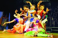 चक्रधर समारोह की तीसरी संध्या में ओडिशी व कथक नृत्य ने मोहा दर्शकों का मन