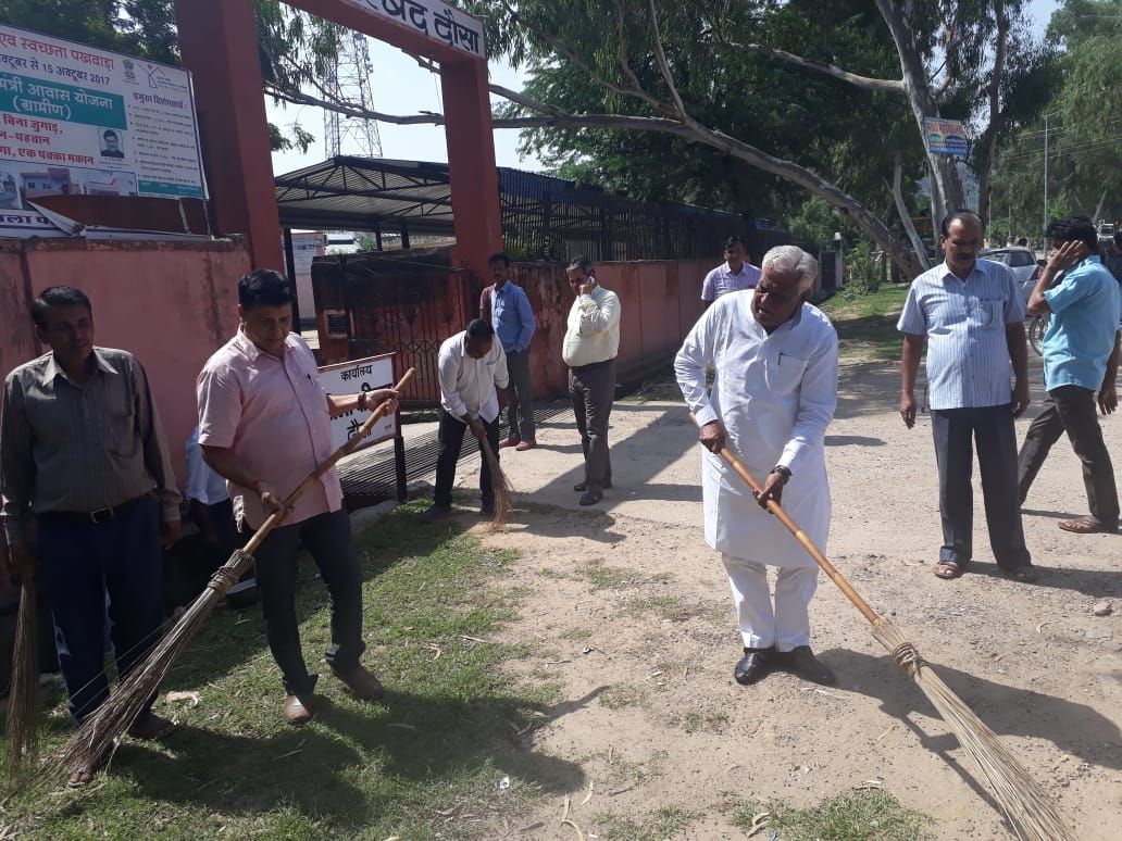 The legislator launches a sweep boom