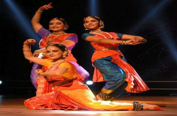 Photo Gallery : खूब सजी चक्रधर समारोह की दूसरी शाम, देश के अलग-अलग क्षेत्रों से आए कलाकारों ने सजाया महफिल