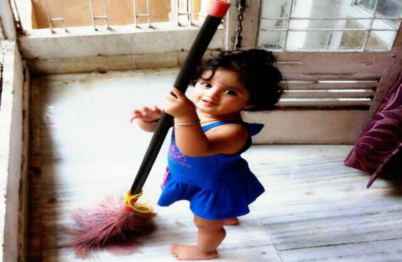 बच्चे का अचानक झाड़ू उठाना