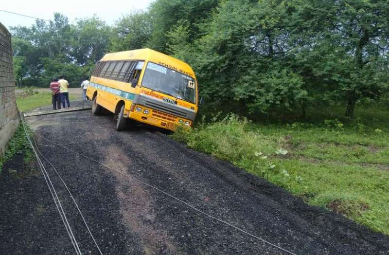 स्कूल बस विद्युत खंभे से टकराई, सवार सभी छात्र बाल-बाल बचे, चालक फरार