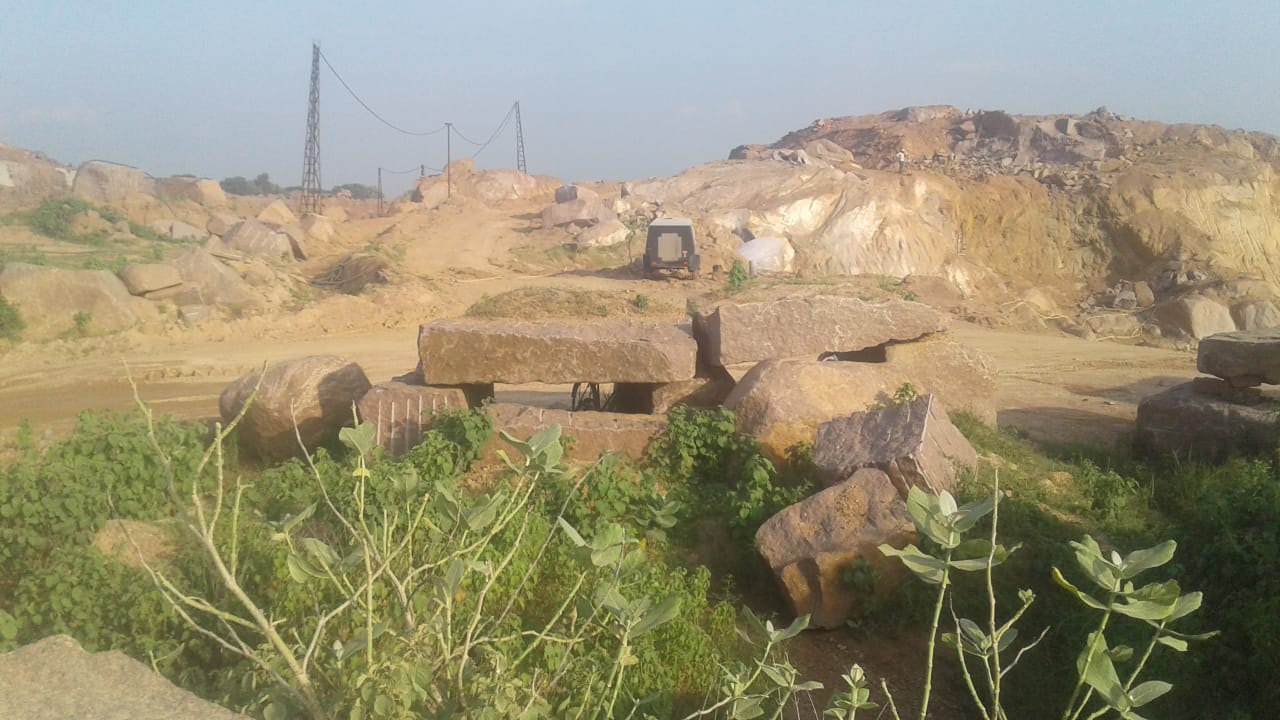Villagers threaten villagers with granite mine environment of village