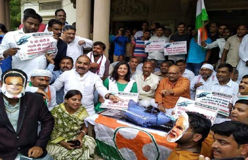 राफेल मुद्दे पर कांग्रेस का अनोखा विरोध प्रदर्शन