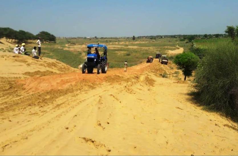 Road made with public cooperation