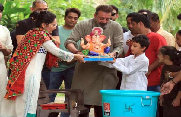 sanjay dutt family pics goes viral