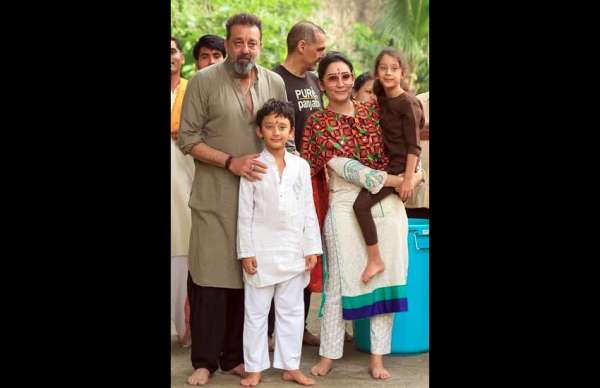 sanjay dutt family pics goes viral