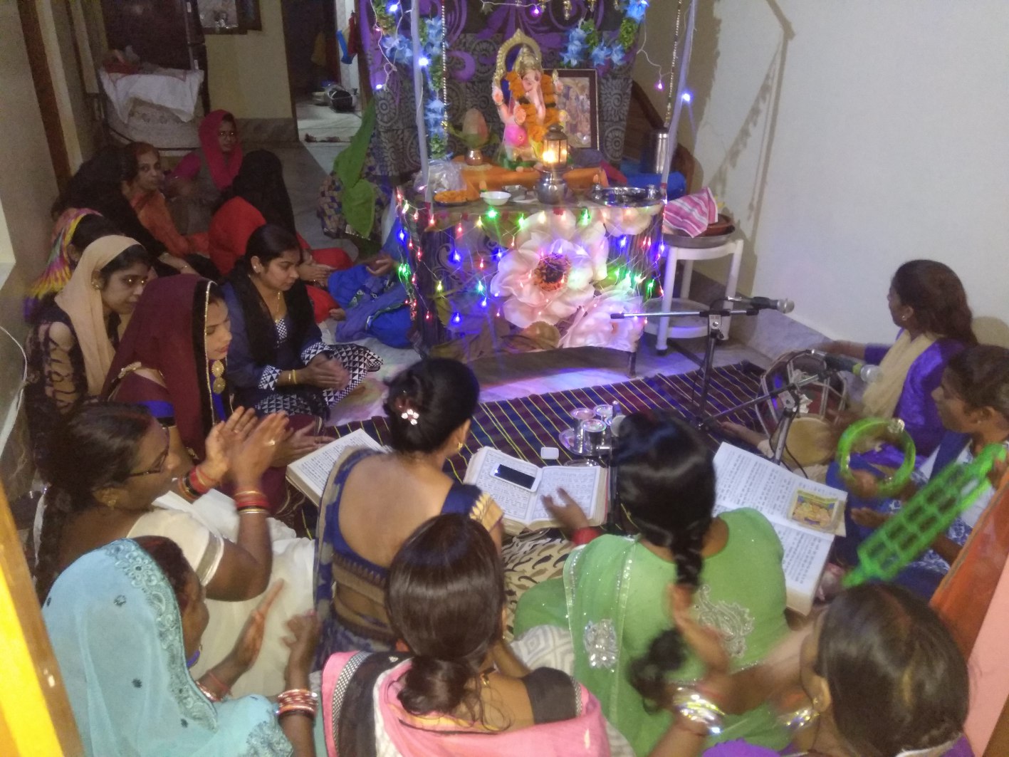 Devotees worship in worship of Gajanan