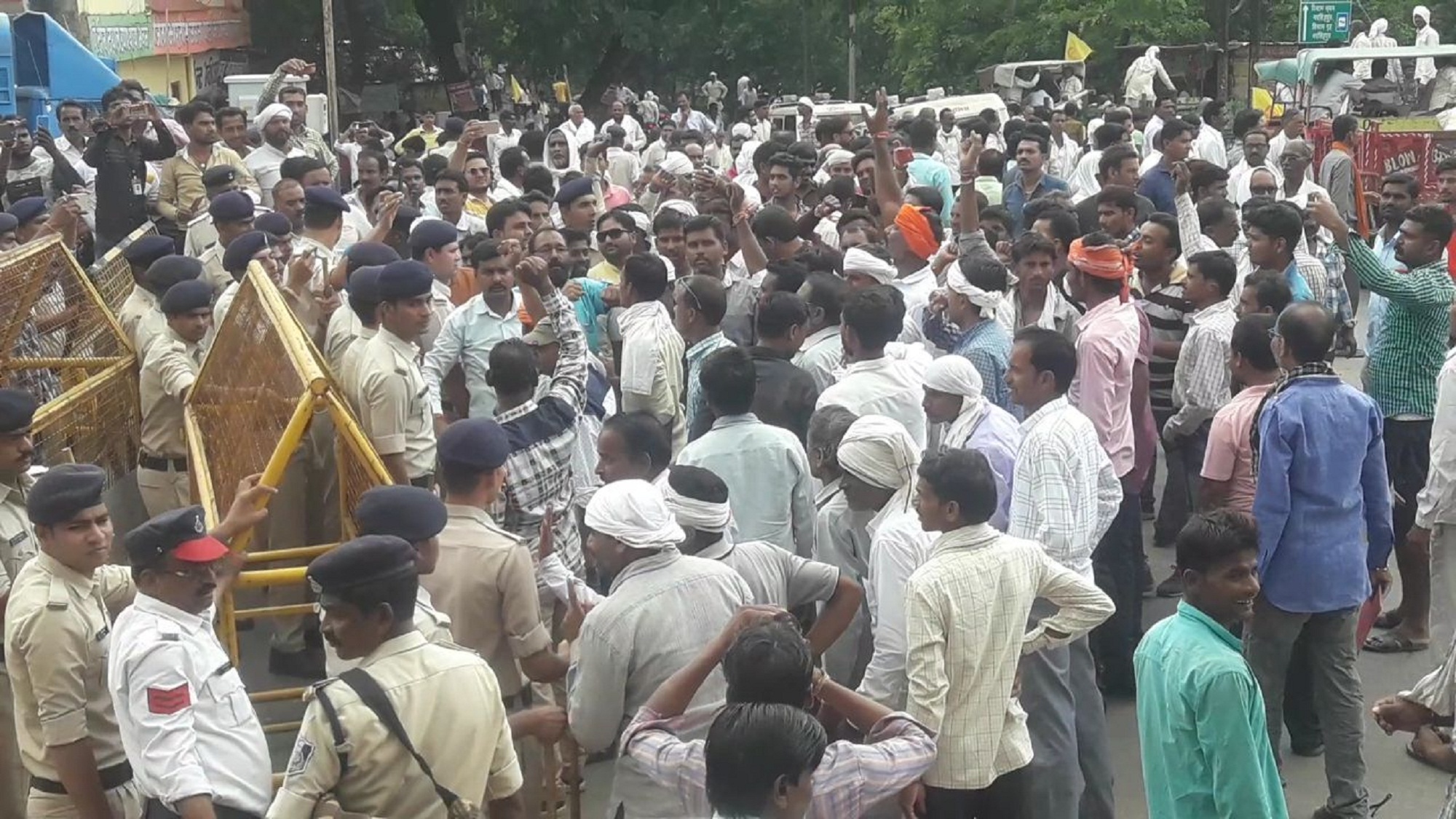 Tens of thousands of tractor trolleers, farmers protested against the National Kisan Mazdoor Sangh