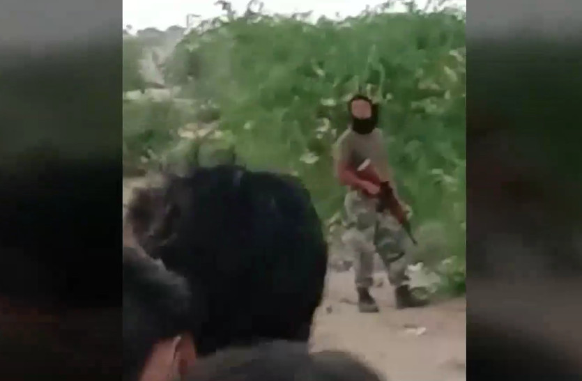 VIDEO: सेना के हाई सिक्यूरिटी क्षेत्र में 5 हथियारबंद युवकों के घुसने से हड़कंप, फिर जो हुआ…