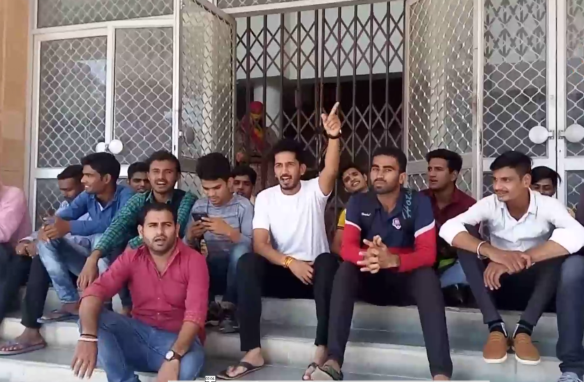 विश्वविद्यालय में छात्रों का फूटा गुस्सा, दस्तावेज नहीं बनने का जता रहे विरोध