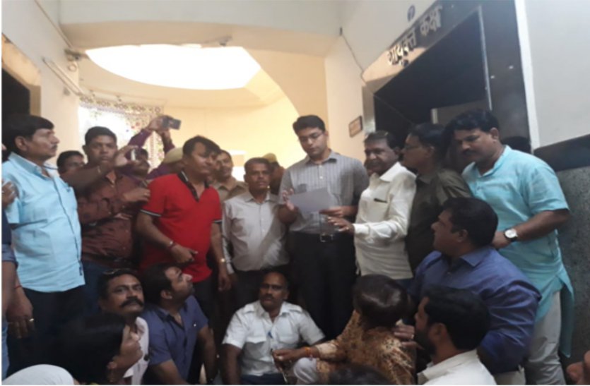video : अमित शाह के कार्यक्रम के लिए मोहनलाल सुखाड़़ि़या रंगमंच बना अटल सभागार..कांग्रेसियों ने जताया विरोध