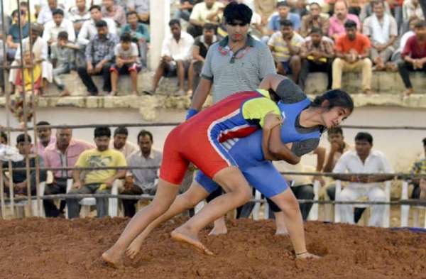 महिला पहलवानों ने दिखाए दांव तो पुरुष पहलवान हुए दंगल