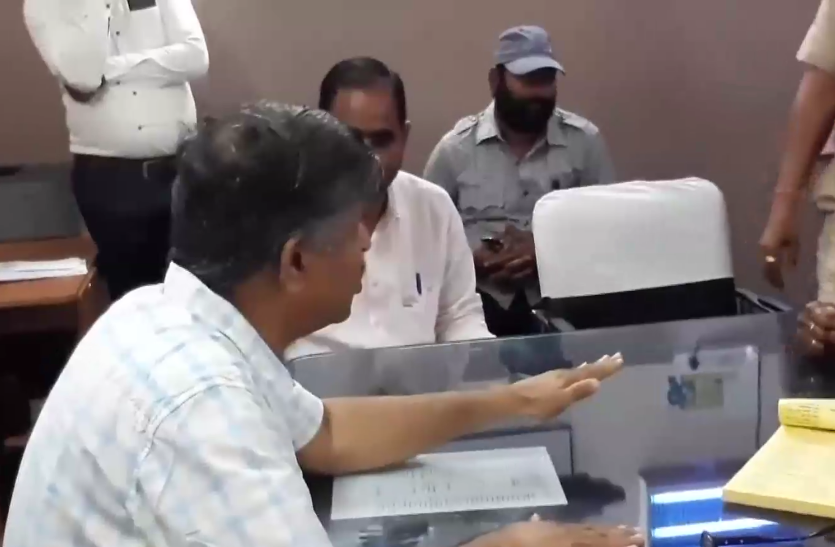 प्रसूता की मौत का मामला, गुस्साए परिजनों ने मुख्य चिकित्साधिकारी का किया घेराव