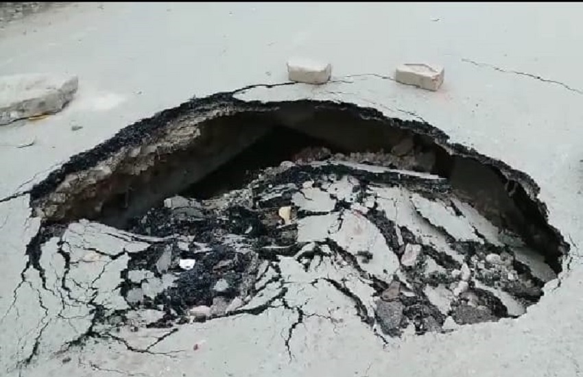 पीएम के जाते धंसी सड़क