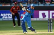 हांगकांग की टीम बल्लेबाजी के लिए मैदान पर आ चुकी है। सलामी जोड़ी के रूप में निजाकत खान और अंशुमन रथ क्रीज पर आ चुके हैं। गेंद भुवनेश्वर कुमार के हाथों में। पहली ही गेंद पर निजाकत ने चौके के साथ टीम का खाता खोला। अगली तीन गेंदे डॉट। पांचवीं बॉल पर सिंगल। हांगकांग- 5/0 (1)