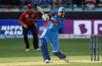 हांगकांग की टीम बल्लेबाजी के लिए मैदान पर आ चुकी है। सलामी जोड़ी के रूप में निजाकत खान और अंशुमन रथ क्रीज पर आ चुके हैं। गेंद भुवनेश्वर कुमार के हाथों में। पहली ही गेंद पर निजाकत ने चौके के साथ टीम का खाता खोला। अगली तीन गेंदे डॉट। पांचवीं बॉल पर सिंगल। हांगकांग- 5/0 (1)