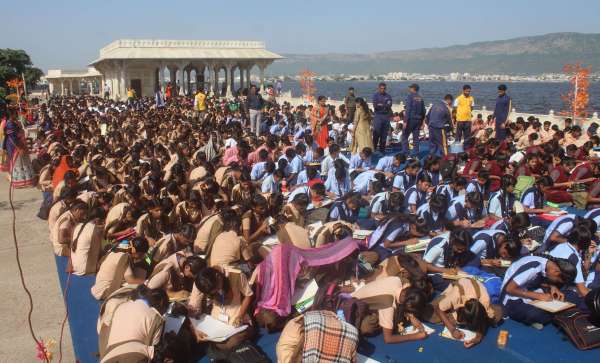 three thousand students make beautiful card for voting awareness